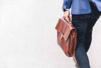 给朋友借钱5万犯法吗？涉及哪些法律责任？